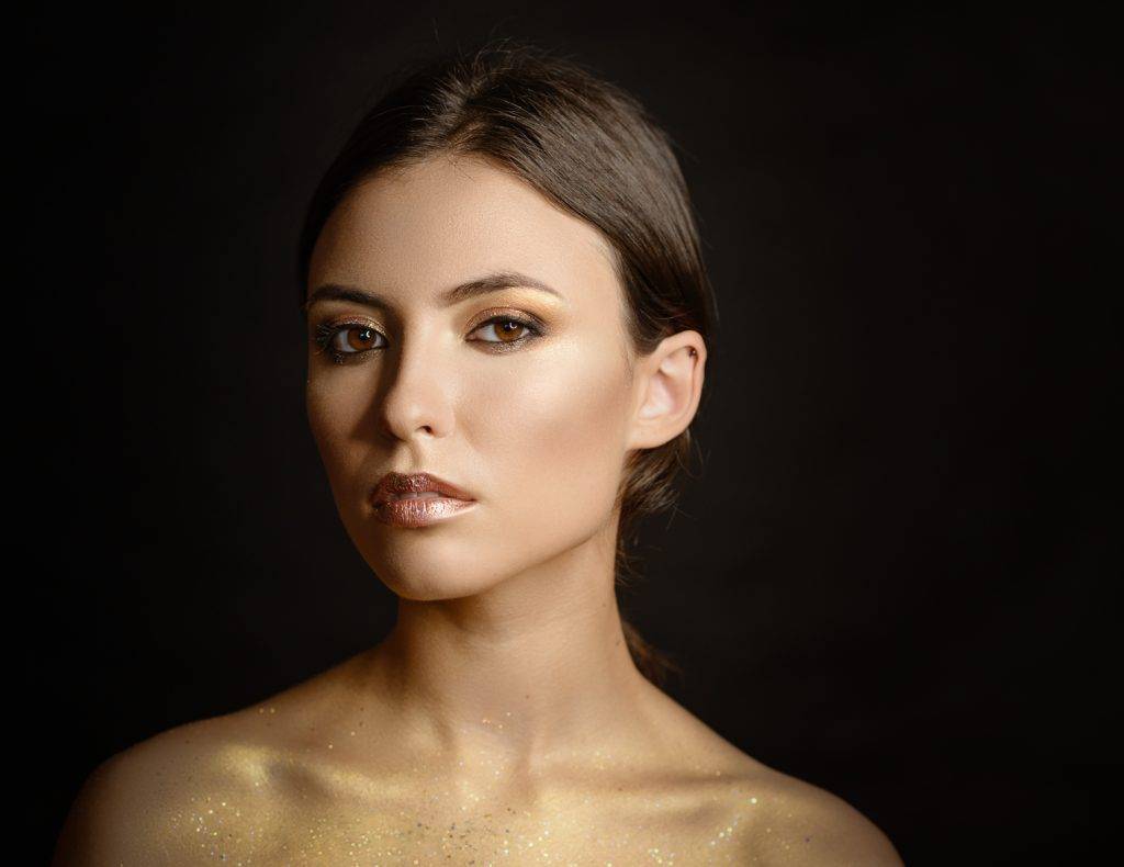 spring and summer makeup trends: gold highlighter trend