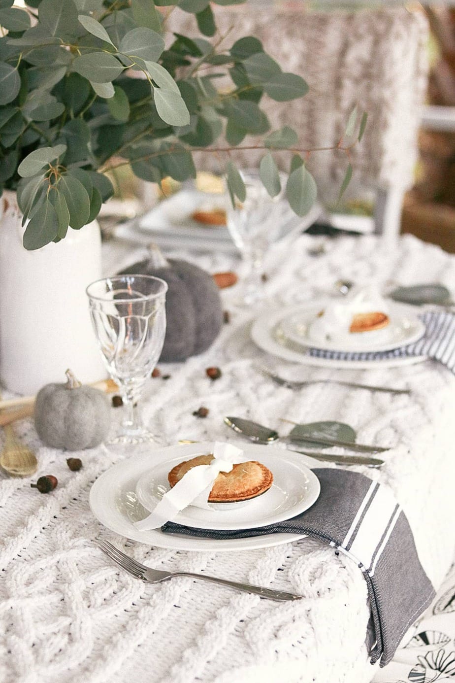 15 Simple & Elegant Fall Tablescapes | Neutral Fall Table Decorations