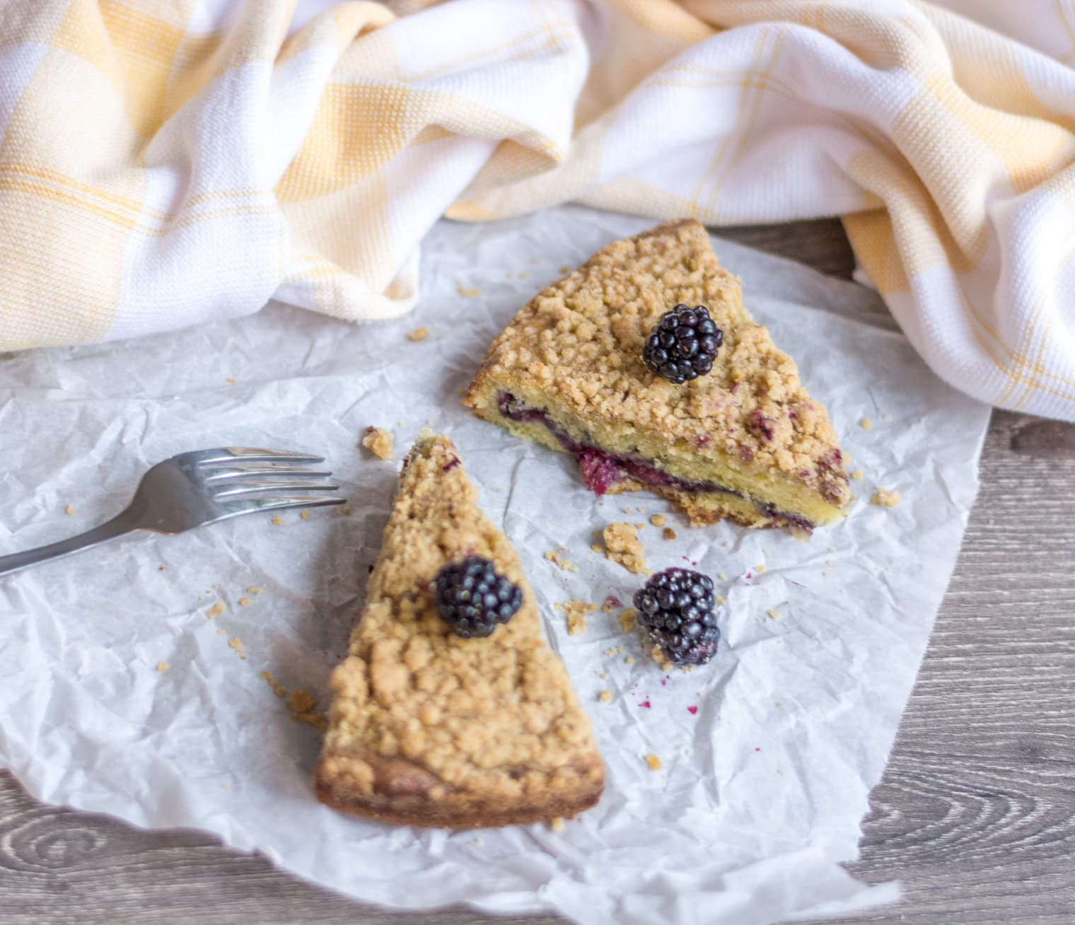 lemon crumb cake recipe // blackberry lemon cake // blackberry cake filling