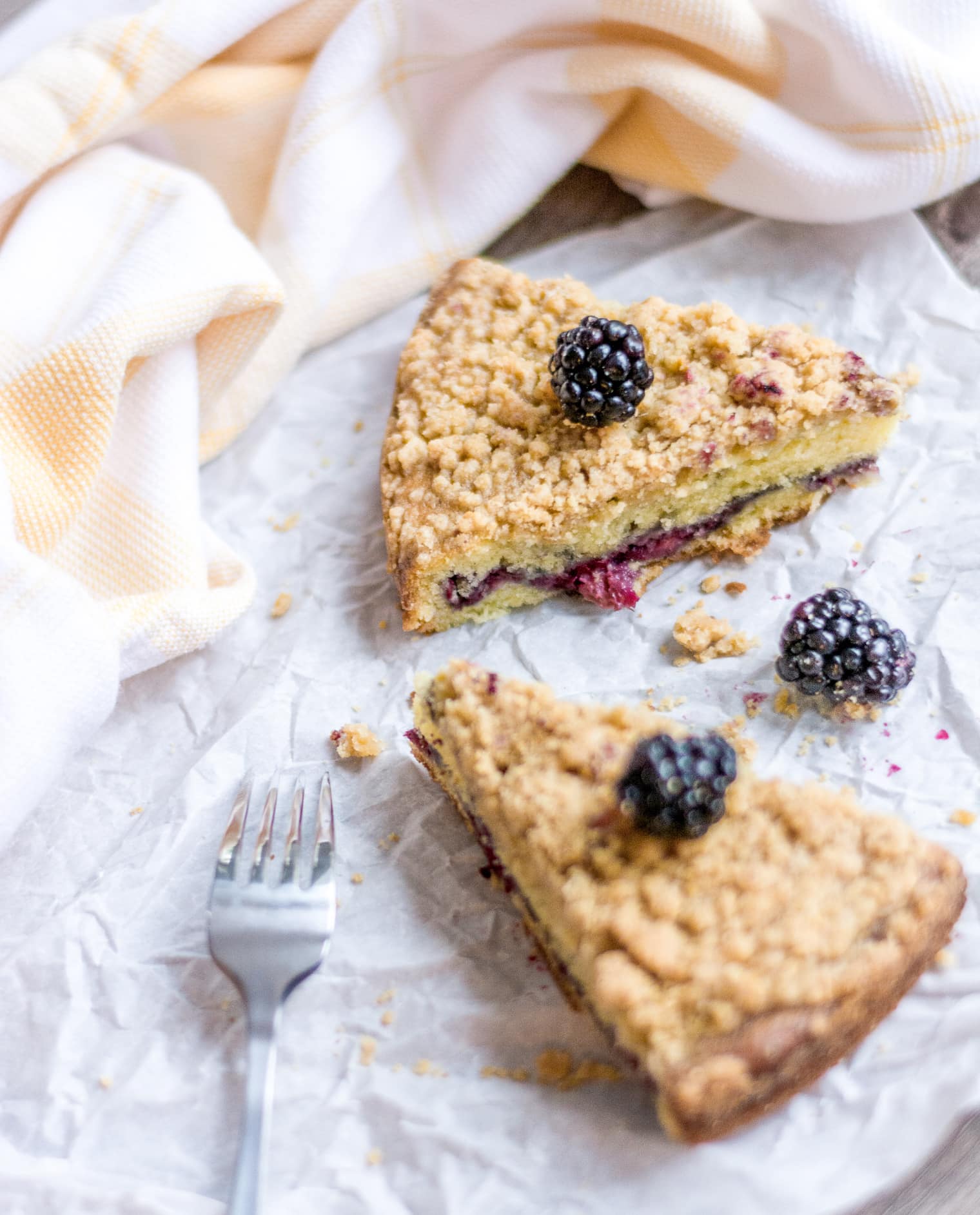 lemon crumb cake recipe // blackberry lemon cake // blackberry cake filling