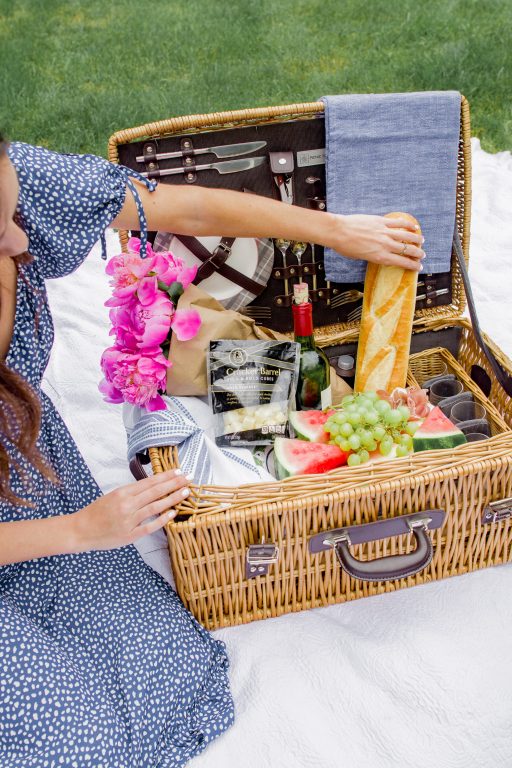 What To Bring To A Picnic An Easy Picnic Packing List