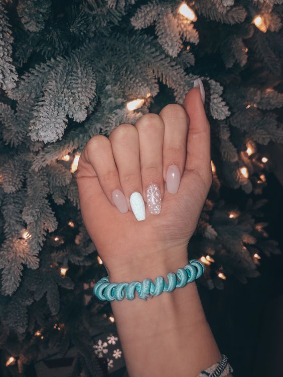 The best Christmas nails, Christmas nail designs, and Christmas nail ideas to try this year