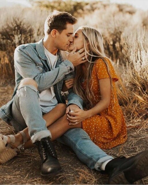 20 Couple's Poses For Natural Photos | Click Love Grow