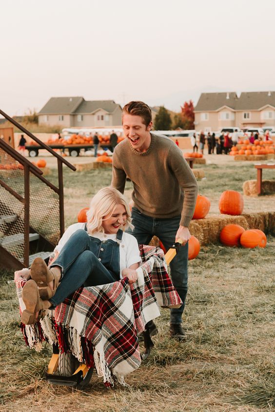 Couples fall photoshoot ideas | Couples photoshoot ideas for fall