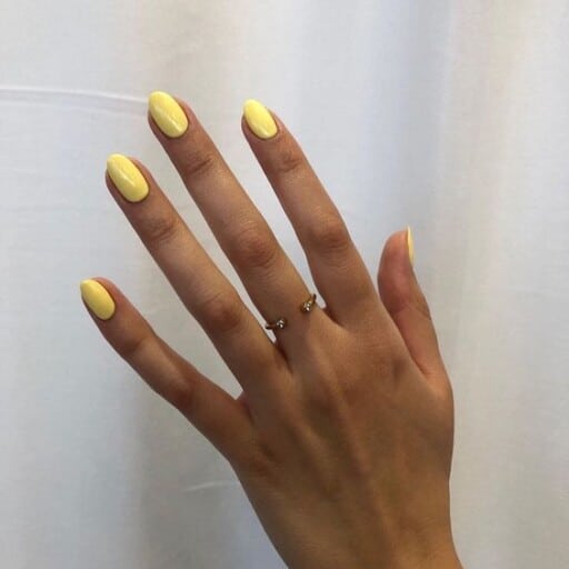 natural looking acrylic nails