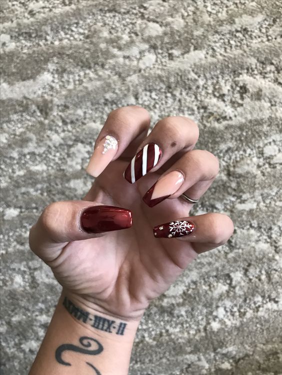 The best Christmas nails, Christmas nail designs, and Christmas nail ideas to try this year