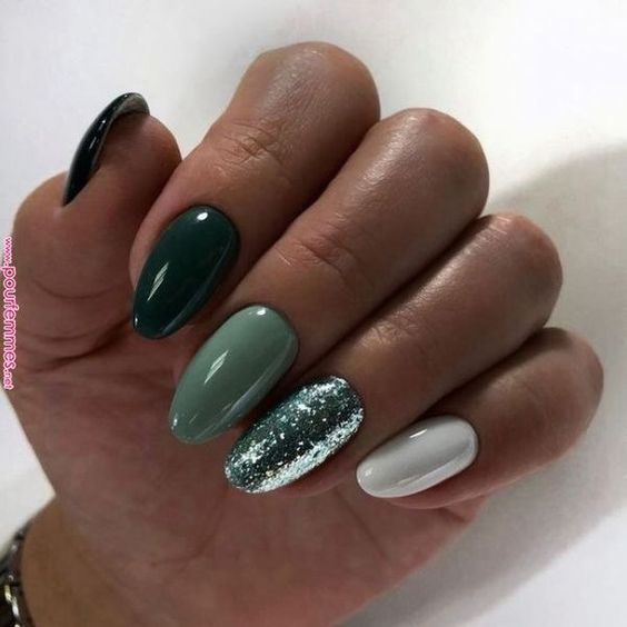 The best Christmas nails, Christmas nail designs, and Christmas nail ideas to try this year