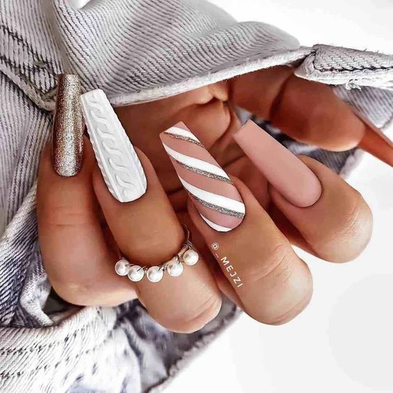 The best Christmas nails, Christmas nail designs, and Christmas nail ideas to try this year