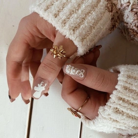 The best Christmas nails, Christmas nail designs, and Christmas nail ideas to try this year