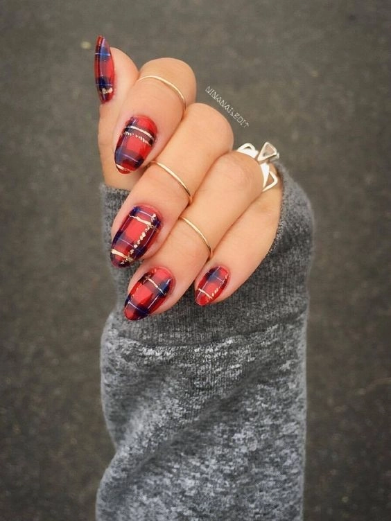 The best Christmas nails, Christmas nail designs, and Christmas nail ideas to try this year