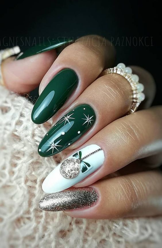 The best Christmas nails, Christmas nail designs, and Christmas nail ideas to try this year