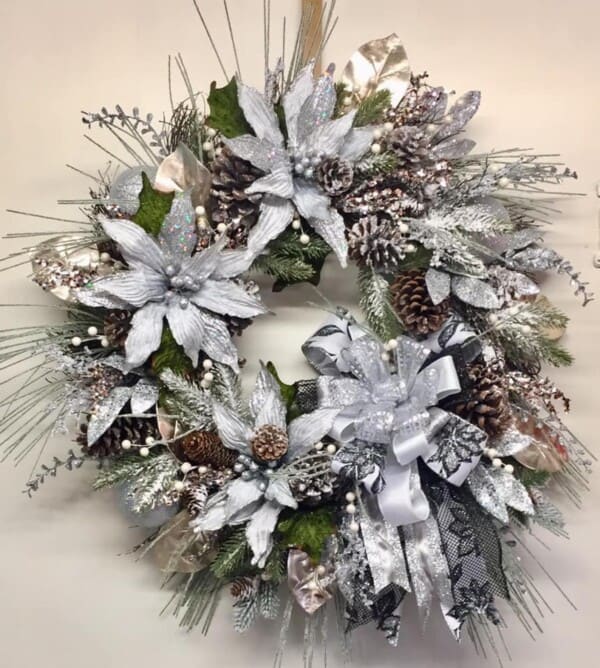 55+ Gorgeous White Christmas Wreaths For Your Front Door