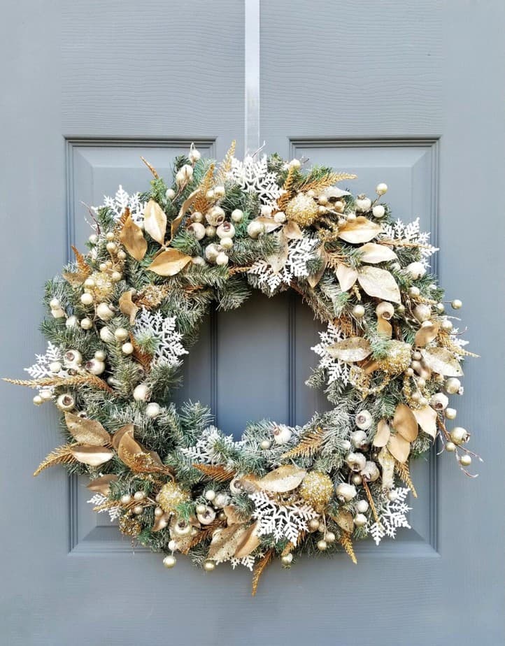 55+ Gorgeous White Christmas Wreaths For Your Front Door