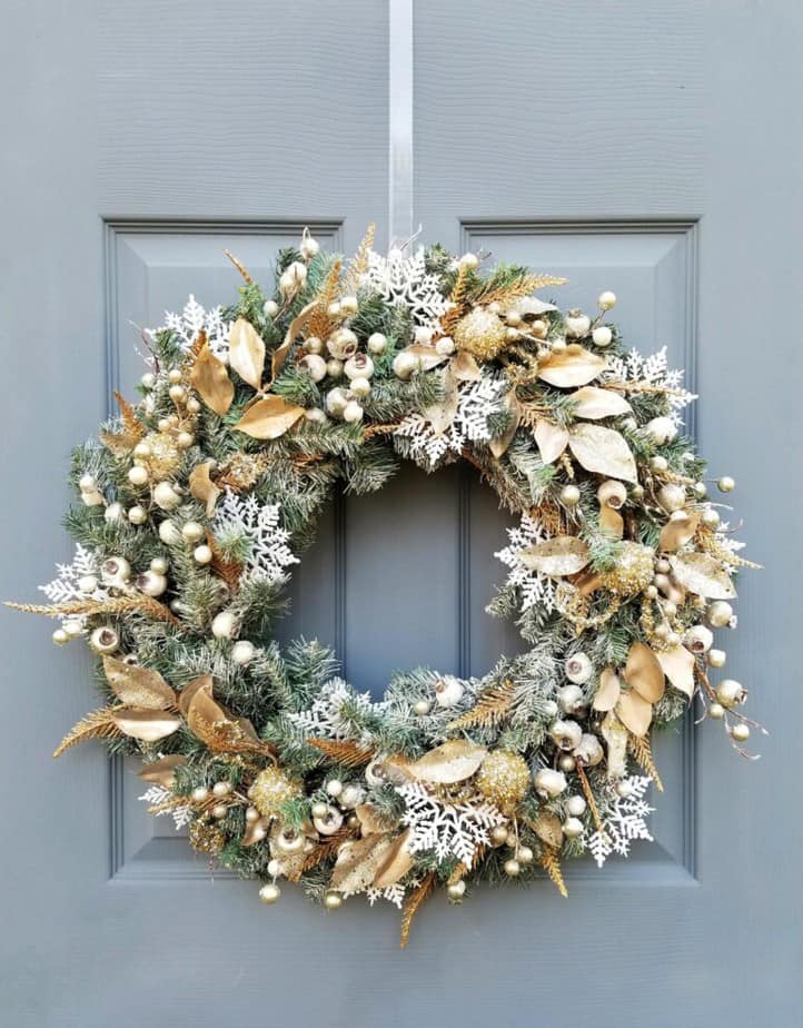 55+ White Christmas Wreaths For Your Front Door