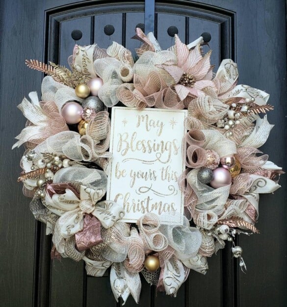 55+ Gorgeous White Christmas Wreaths For Your Front Door