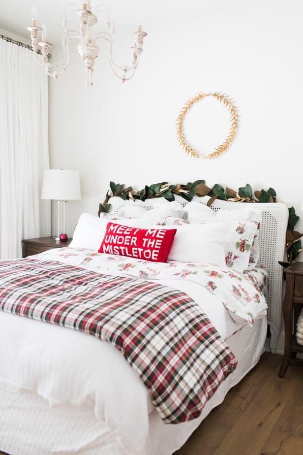 50+ Christmas Bedroom Ideas To Spruce Up Your Home