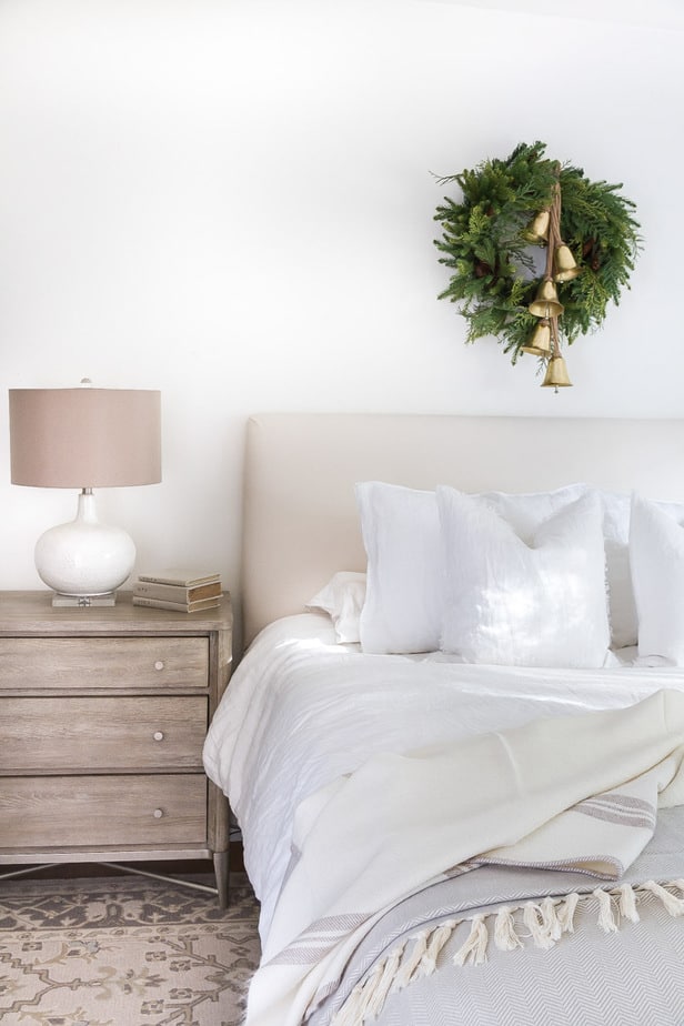 Little-Touches-of-Christmas-in-the-Bedroom-4