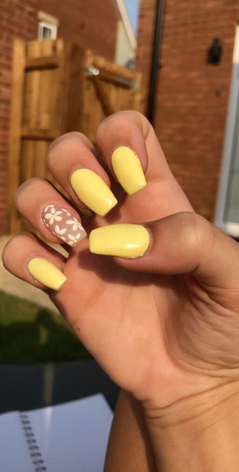 Trendy yellow nail designs for a sunny manicure: Single Clear Accent