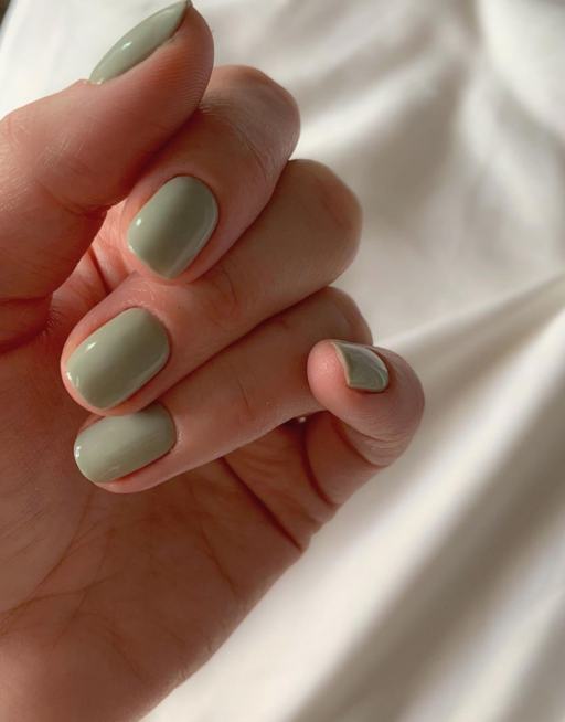 Short nail design ideas for a trendy manicure: Sage Green