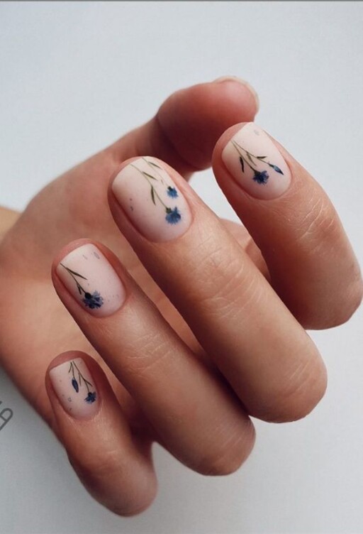 Short nail design ideas for a trendy manicure: Floral Design