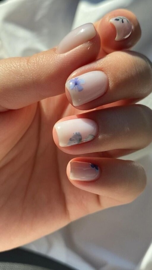 Short nail design ideas for a trendy manicure: Blue Floral Design