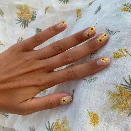 Short nail design ideas for a trendy manicure: Sunflower Nails