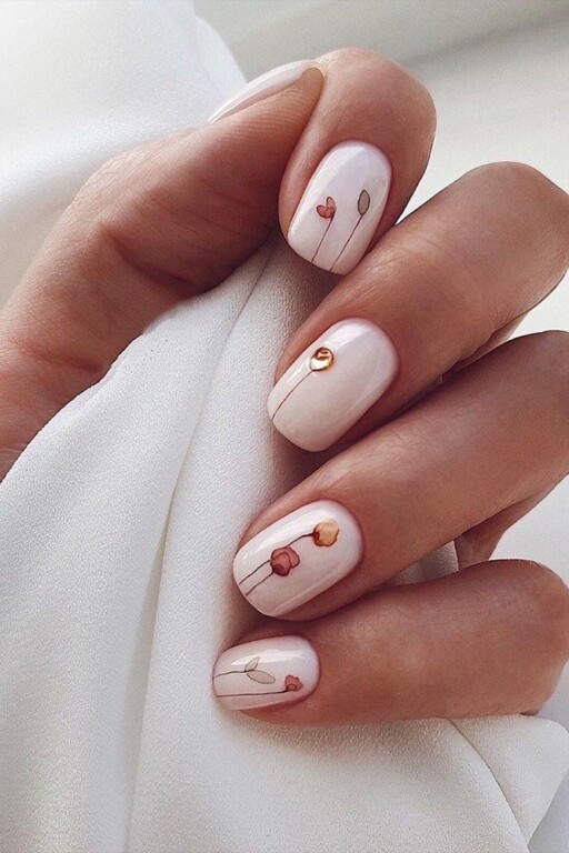 Short nail design ideas for a trendy manicure: Dainty Flower Accents