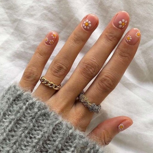 Short nail design ideas for a trendy manicure: Daisy Nails