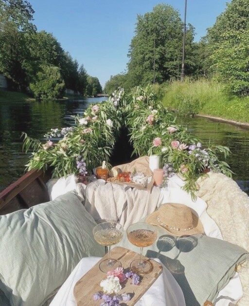 Picnic aesthetic photoshoot ideas: Canoe Picnic