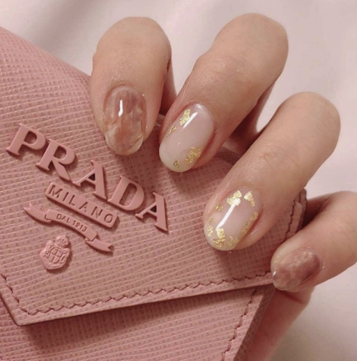 Short nail design ideas for a trendy manicure: Gold & Marble Accents