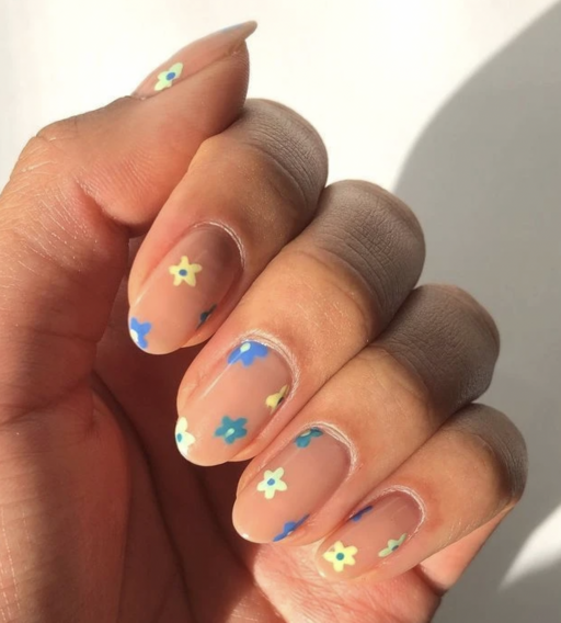 Short nail design ideas for a trendy manicure: Small Flower Design