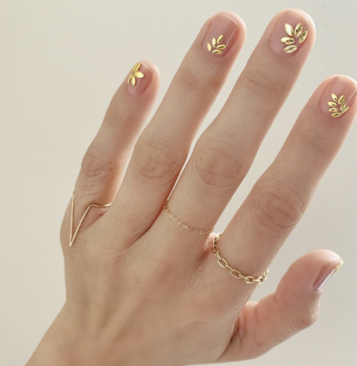 Short nail design ideas for a trendy manicure: Gold Leaves