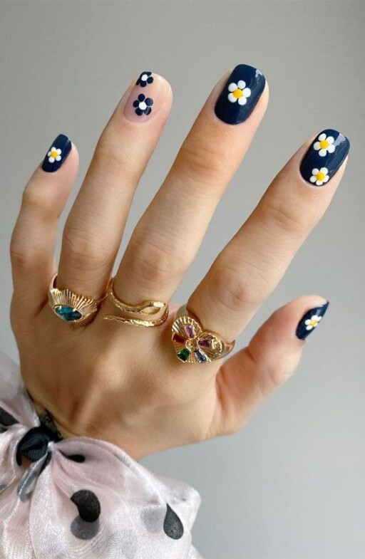 Short nail design ideas for a trendy manicure: Blue & White Flower Nails