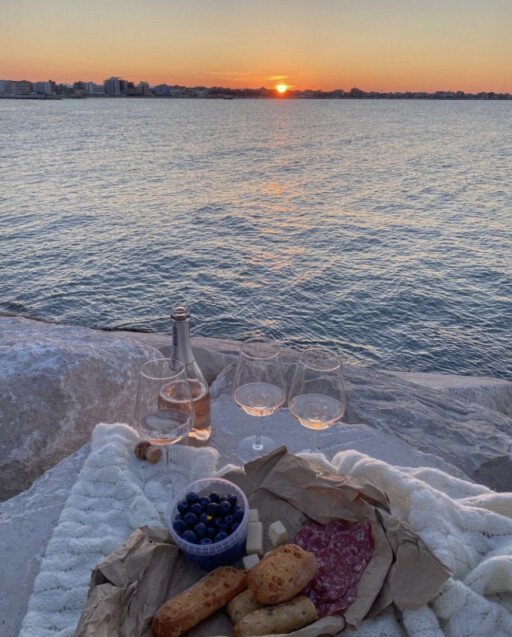 Picnic aesthetic photoshoot ideas: Picnic Spread On The Rocks