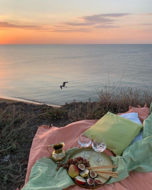 Picnic aesthetic photoshoot ideas: Sunset Water Picnic