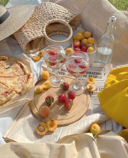 Picnic aesthetic photoshoot ideas: Fruit Spread