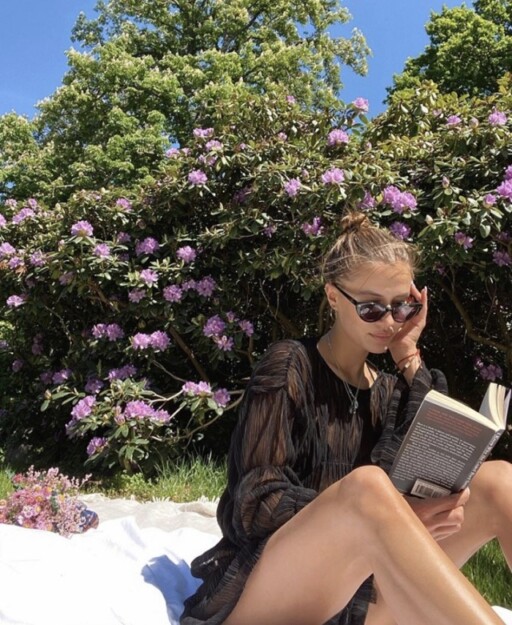 Picnic aesthetic photoshoot ideas: Reading Outside