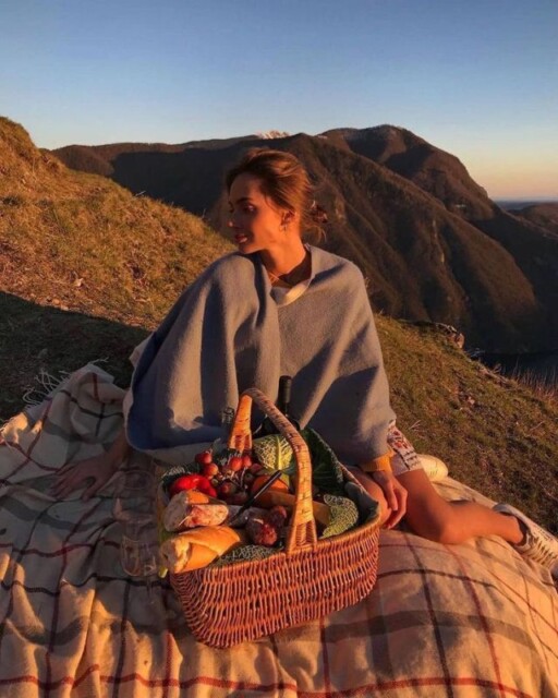 Picnic aesthetic photoshoot ideas: Sunset Picnic Shot