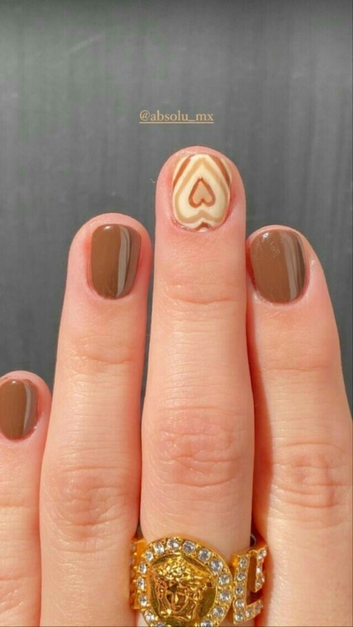 Short nail design ideas for a trendy manicure: Neutral Caramel Swirls