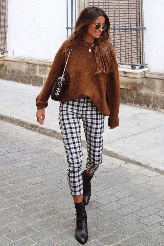 casual outfit inspiration  knit sweater bag plaid pants sneakers  Ropa  Outfits casuales Moda de ropa