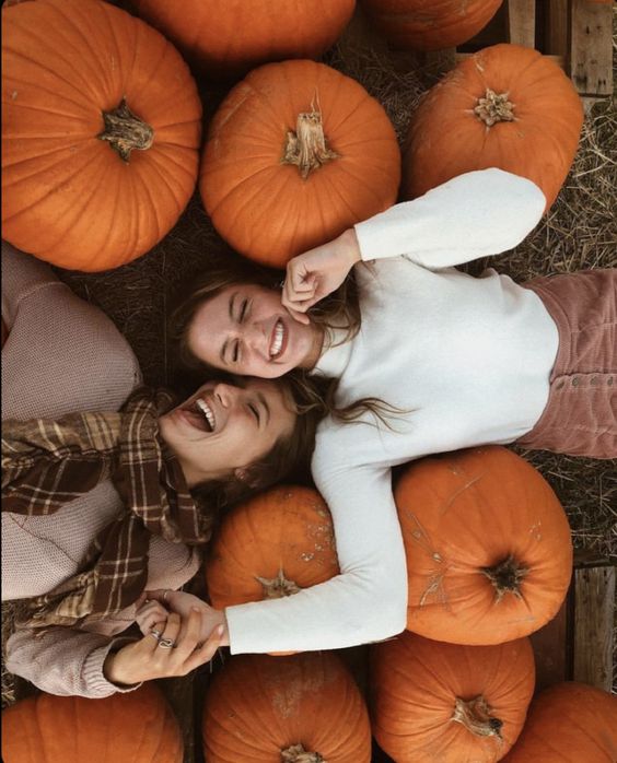 The best Tahnksgiving photoshoot ideas and Thanksgiving picture ideas to copy