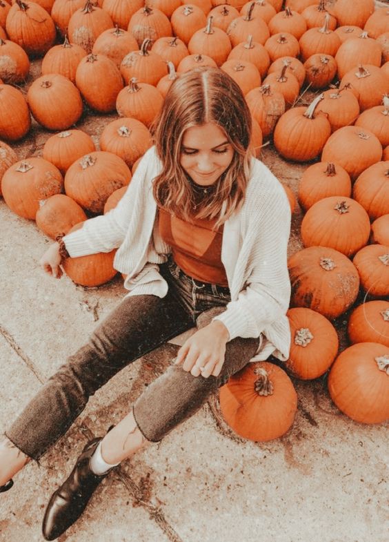 The best Tahnksgiving photoshoot ideas and Thanksgiving picture ideas to copy