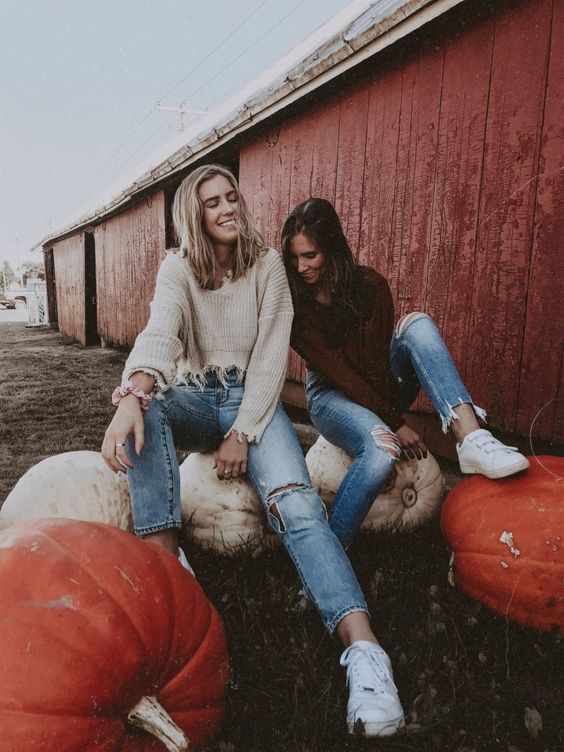 The best Tahnksgiving photoshoot ideas and Thanksgiving picture ideas to copy