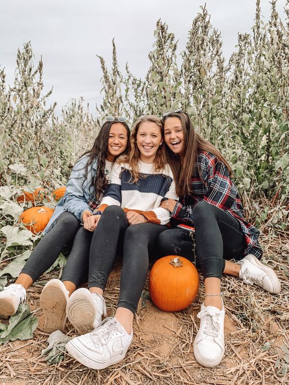 The best Tahnksgiving photoshoot ideas and Thanksgiving picture ideas to copy