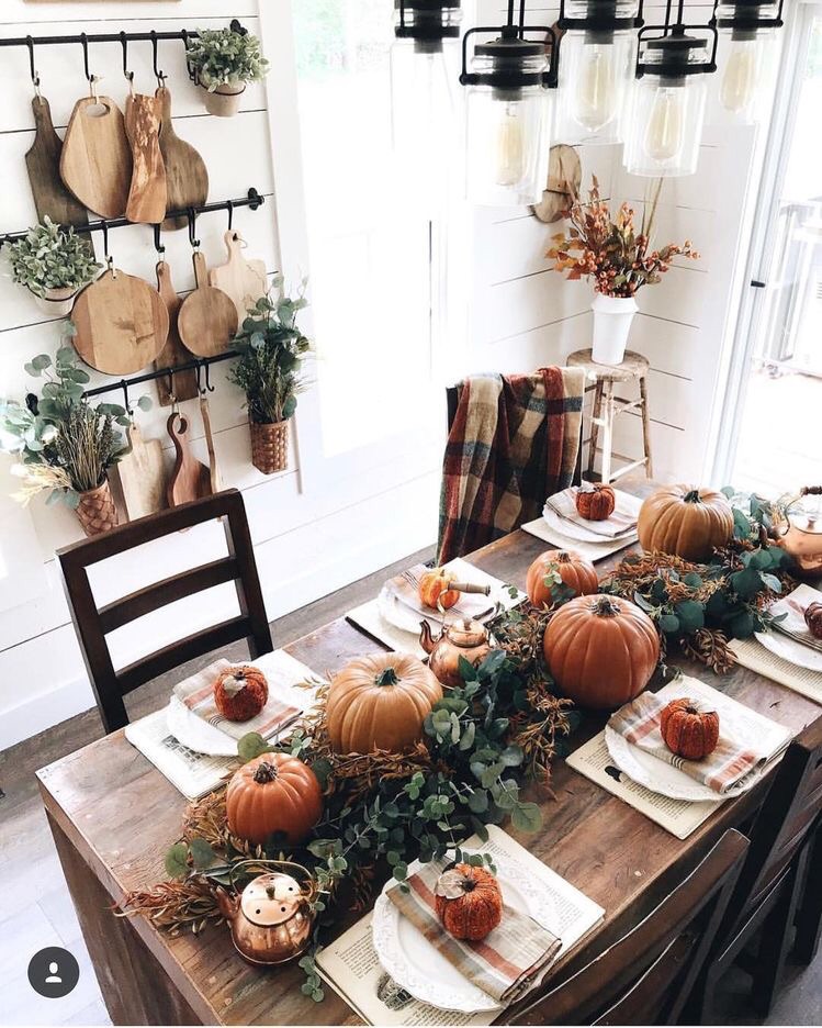 The prettiest Thanksgiving tablescapes, Thanksgiving table settings, and Thanksgiving table decor to try this year