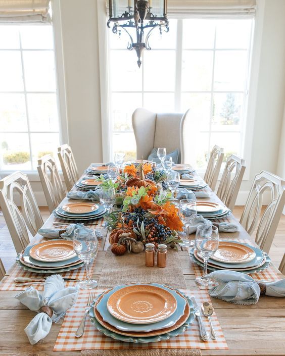 The prettiest Thanksgiving tablescapes, Thanksgiving table settings, and Thanksgiving table decor to try this year