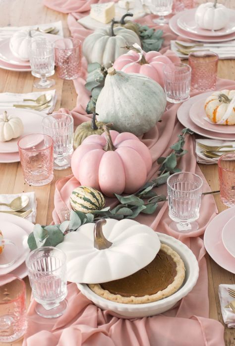 The prettiest Thanksgiving tablescapes, Thanksgiving table settings, and Thanksgiving table decor to try this year