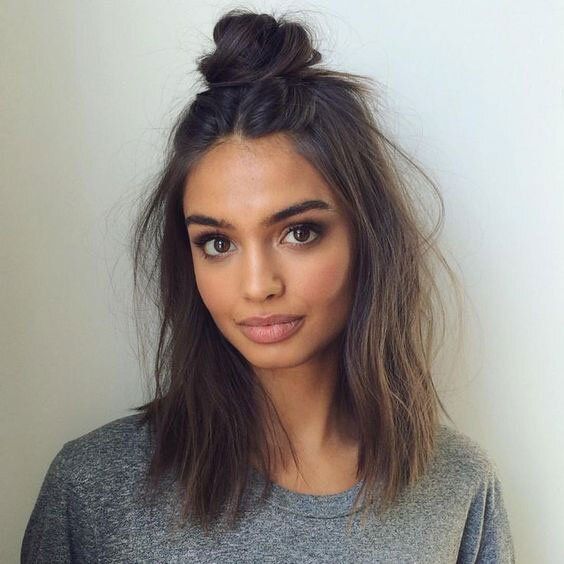 30+ messy bun hairstyles that are easy to do