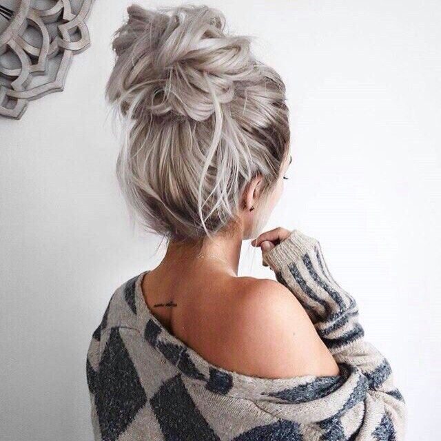 30+ messy bun hairstyles that are easy to do