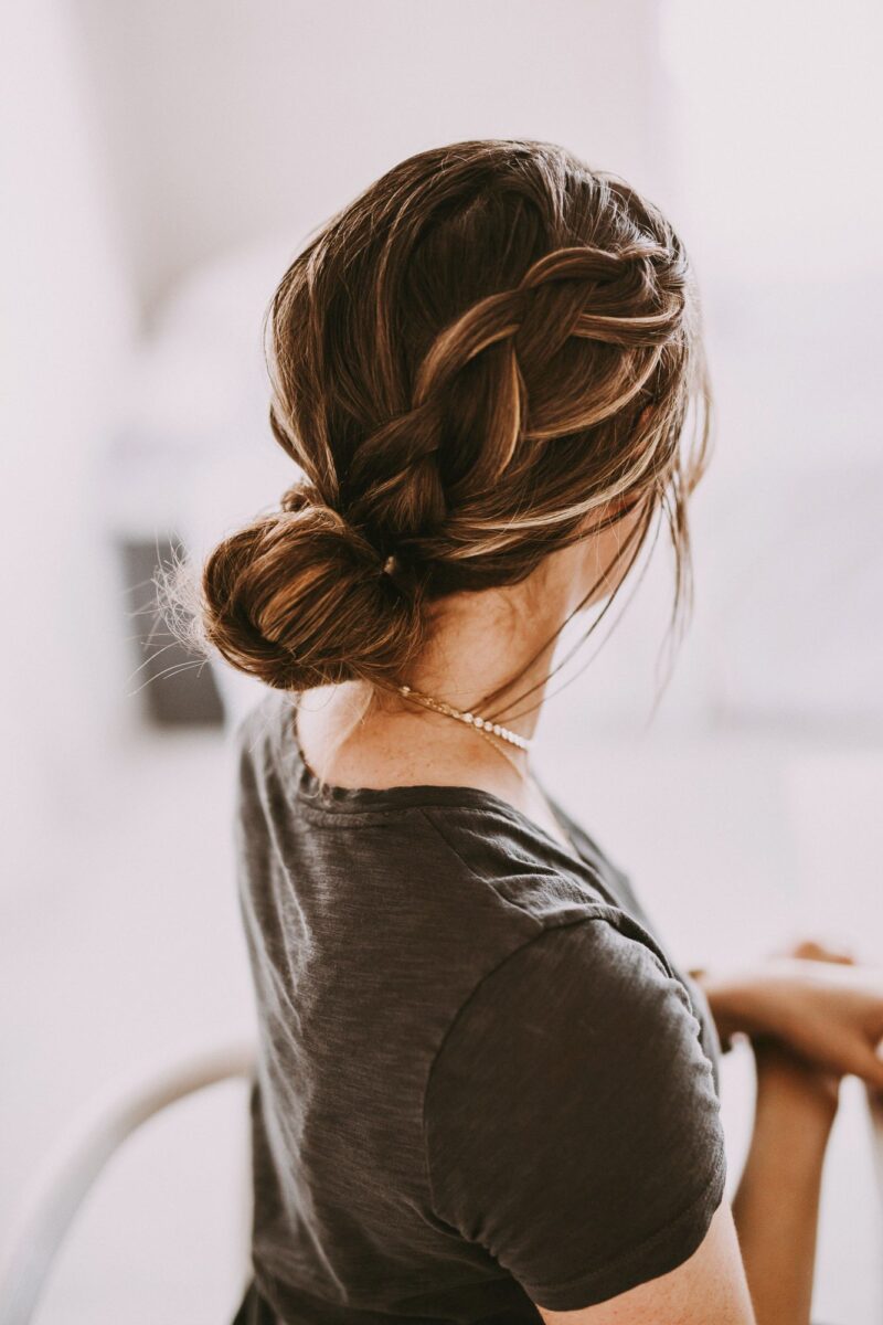 30+ messy bun hairstyles that are easy to do